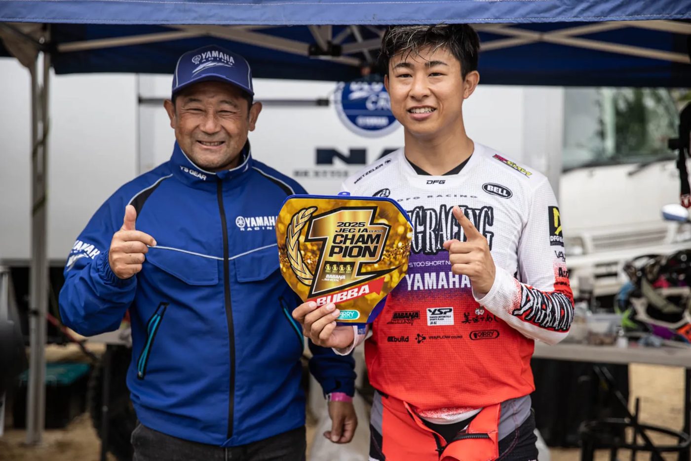 2025年JEC IAクラスのチャンピオンプレートを手にする馬場亮太